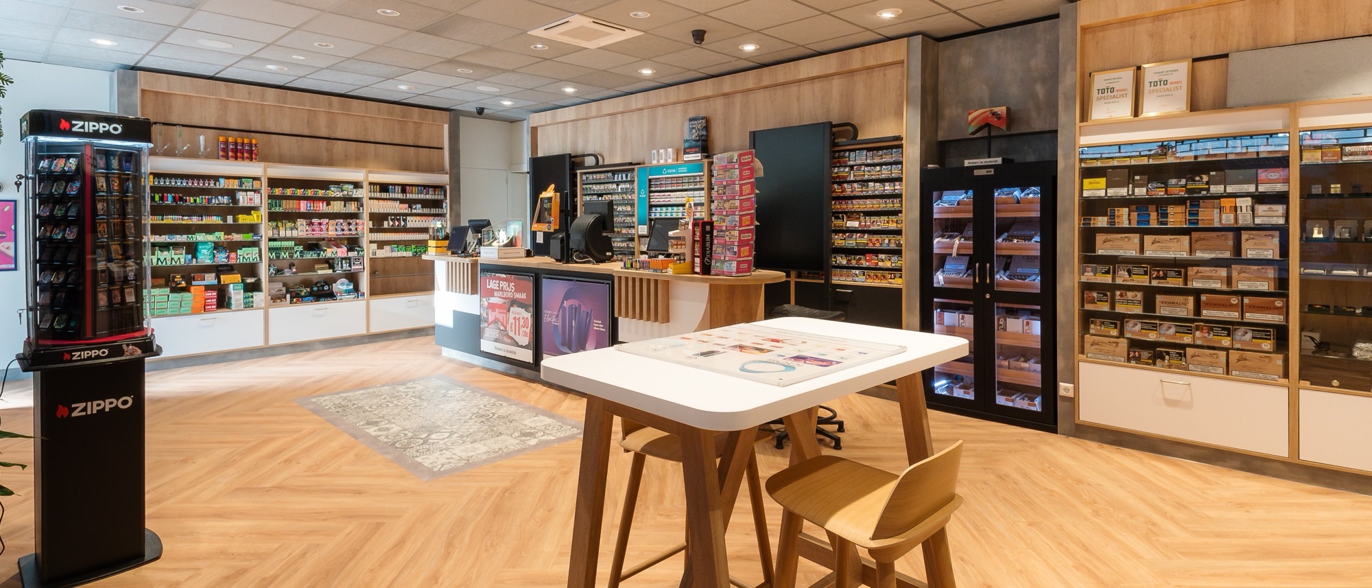 Het interieur van Integra Tabakszaak met houten schappen en de sta-tafel