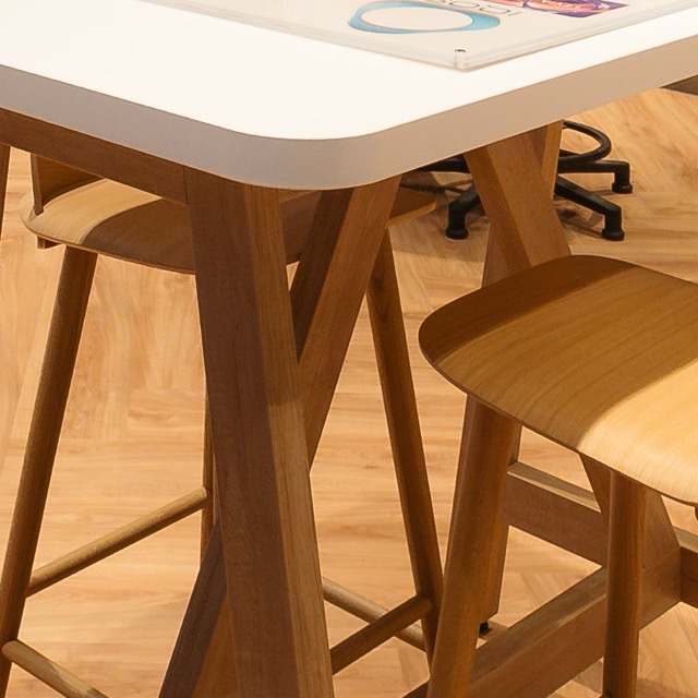 De houten sta-tafel midden in de winkel