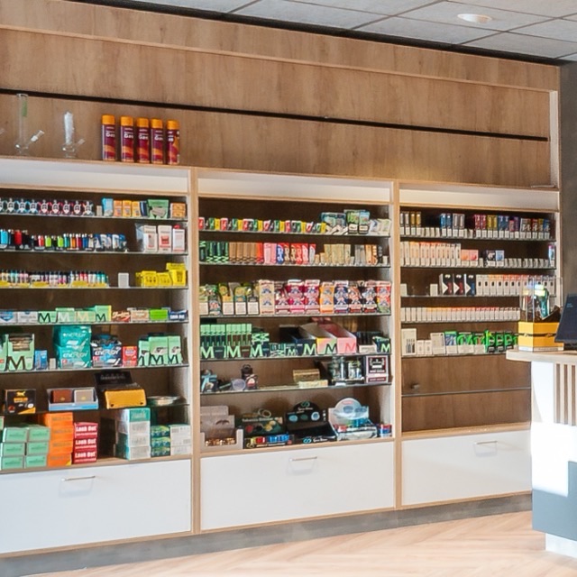 Schappen met tijdschriften en snoep in de winkel