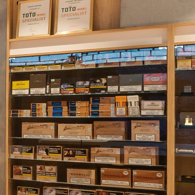 De vitrinekast met sigaren tegen de wand