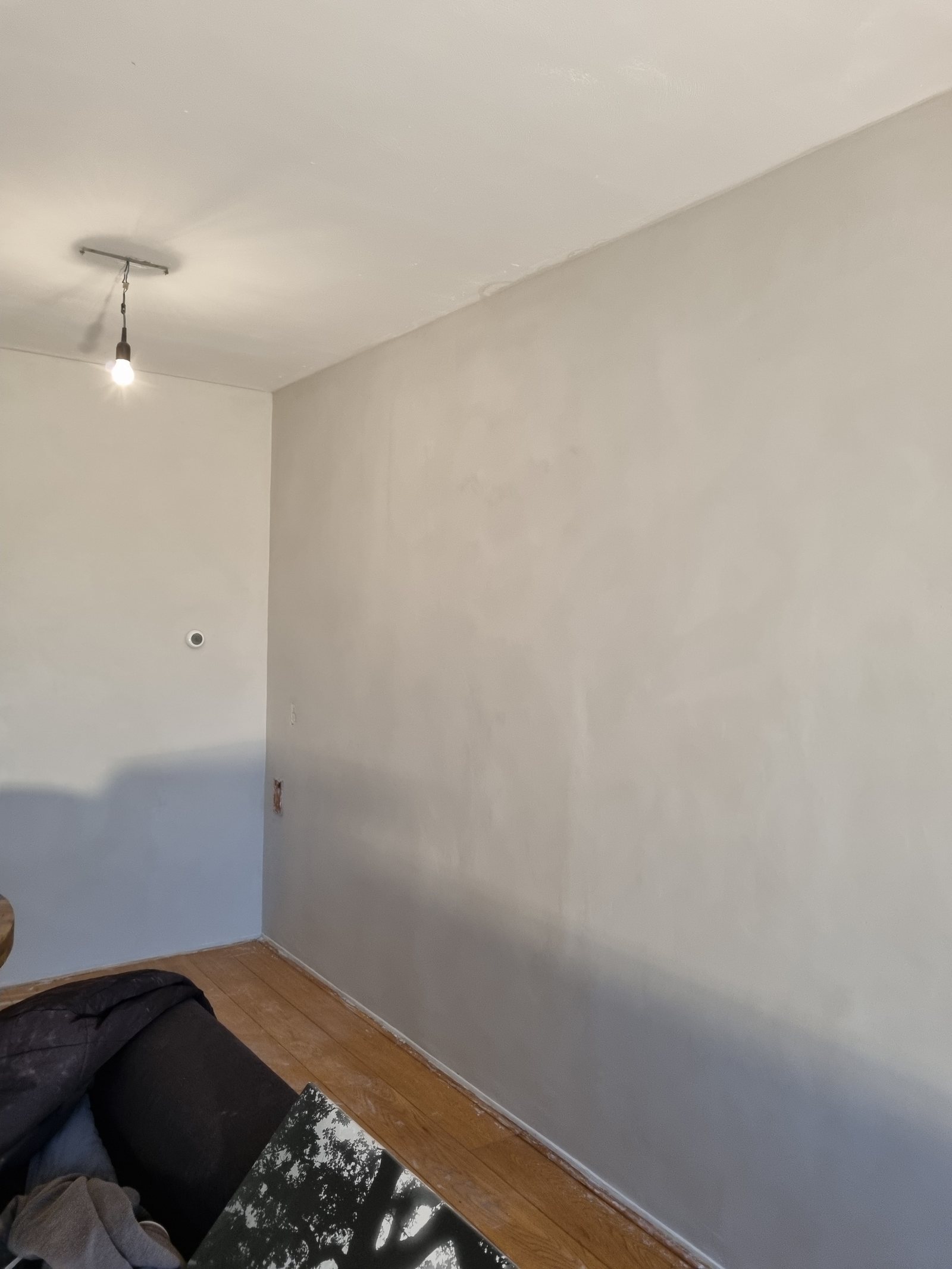 Ruimte met een strak afgewerkte wand in een zachte tint