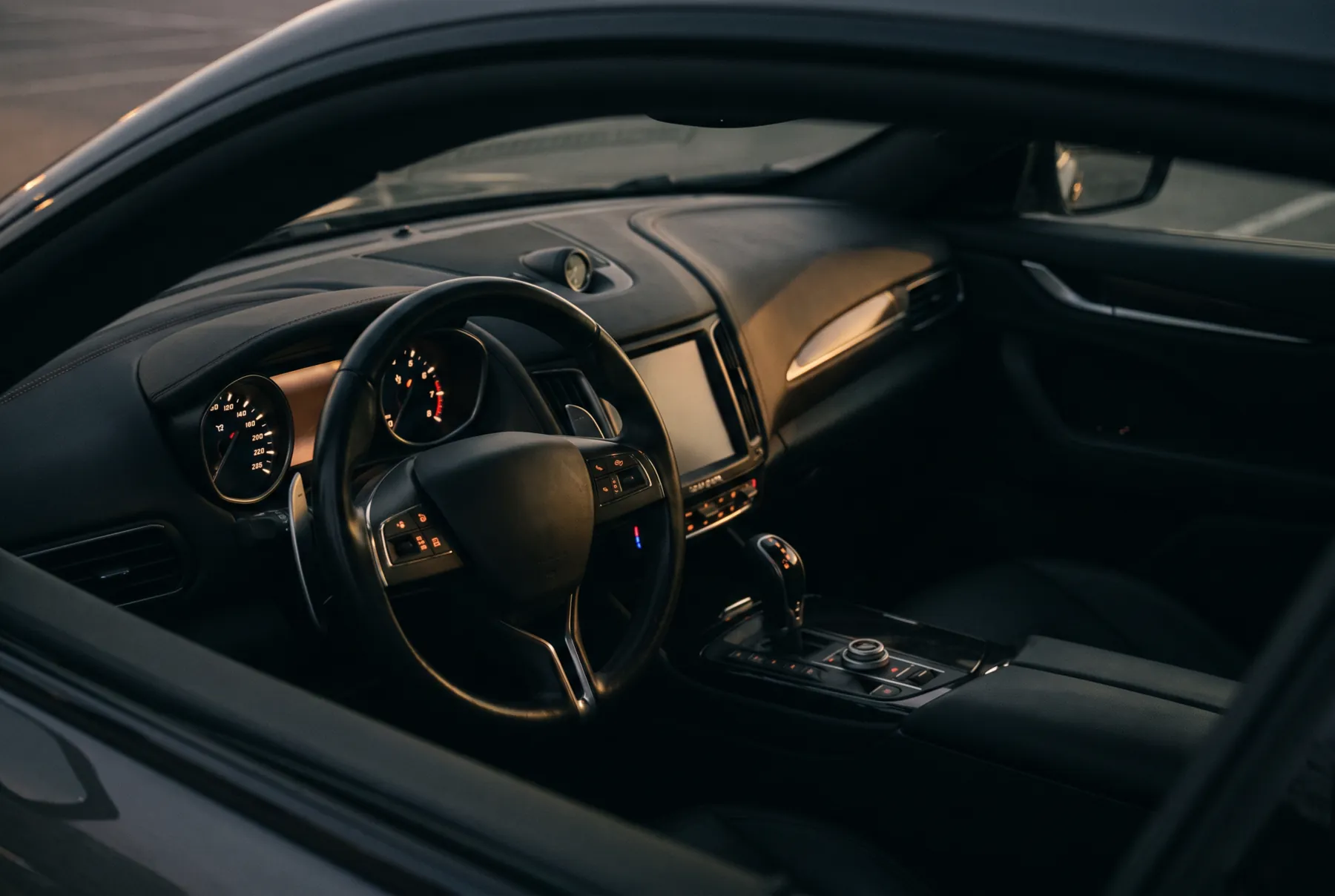 Verlicht dashboard en cockpit bij schemer