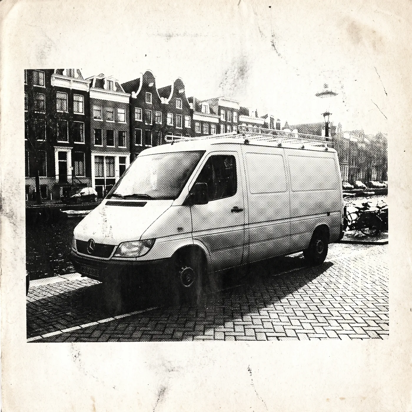 Bestelbus van Stroommakers onderweg door Amsterdam