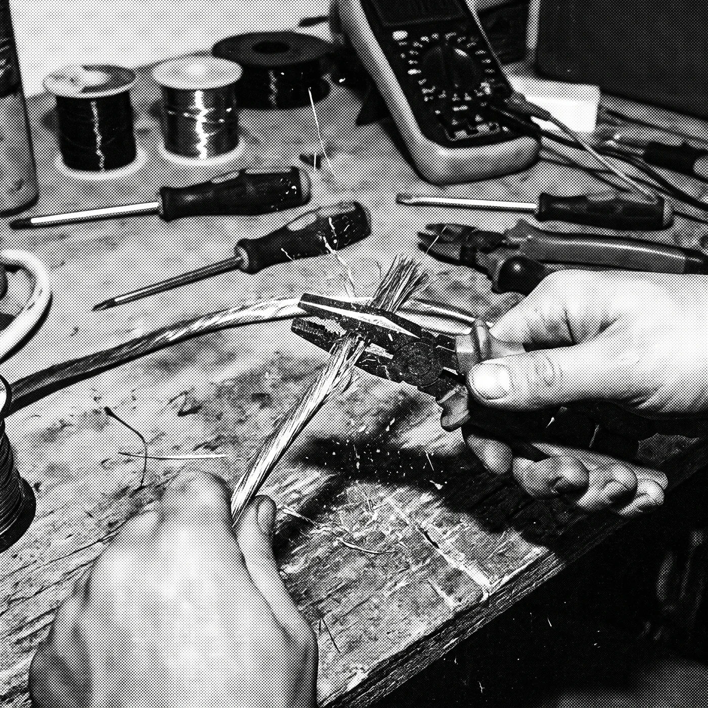 Close-up van gereedschap en materiaal op de werkbank