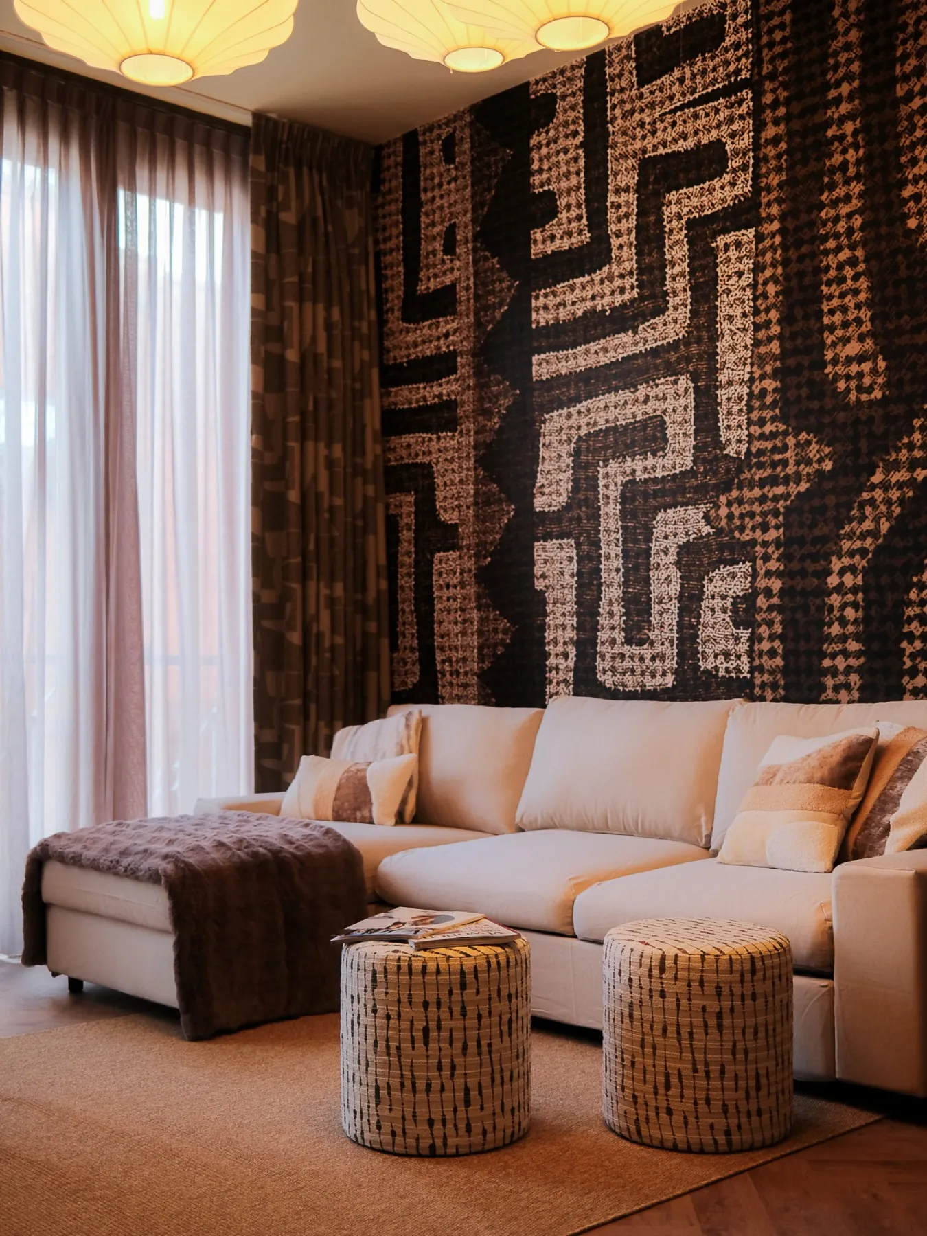 Woonkamer met grafische wandbekleding