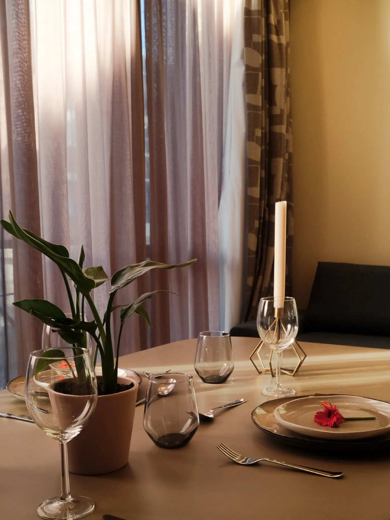 Lichte woonkamer met stucwerk en houten vloer