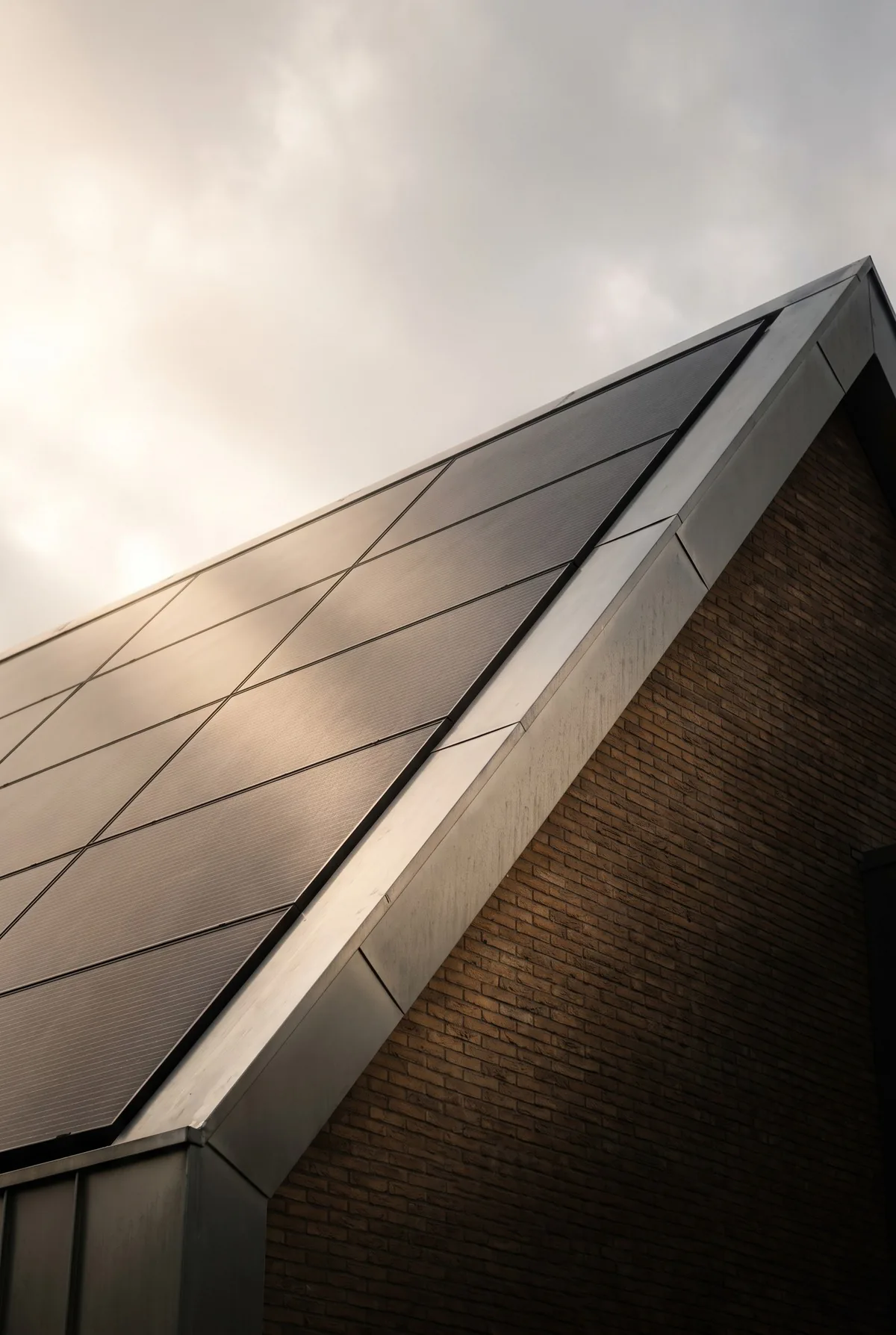 Dakvlak met volledig geïntegreerde zonnepanelen zonder zichtbare frames