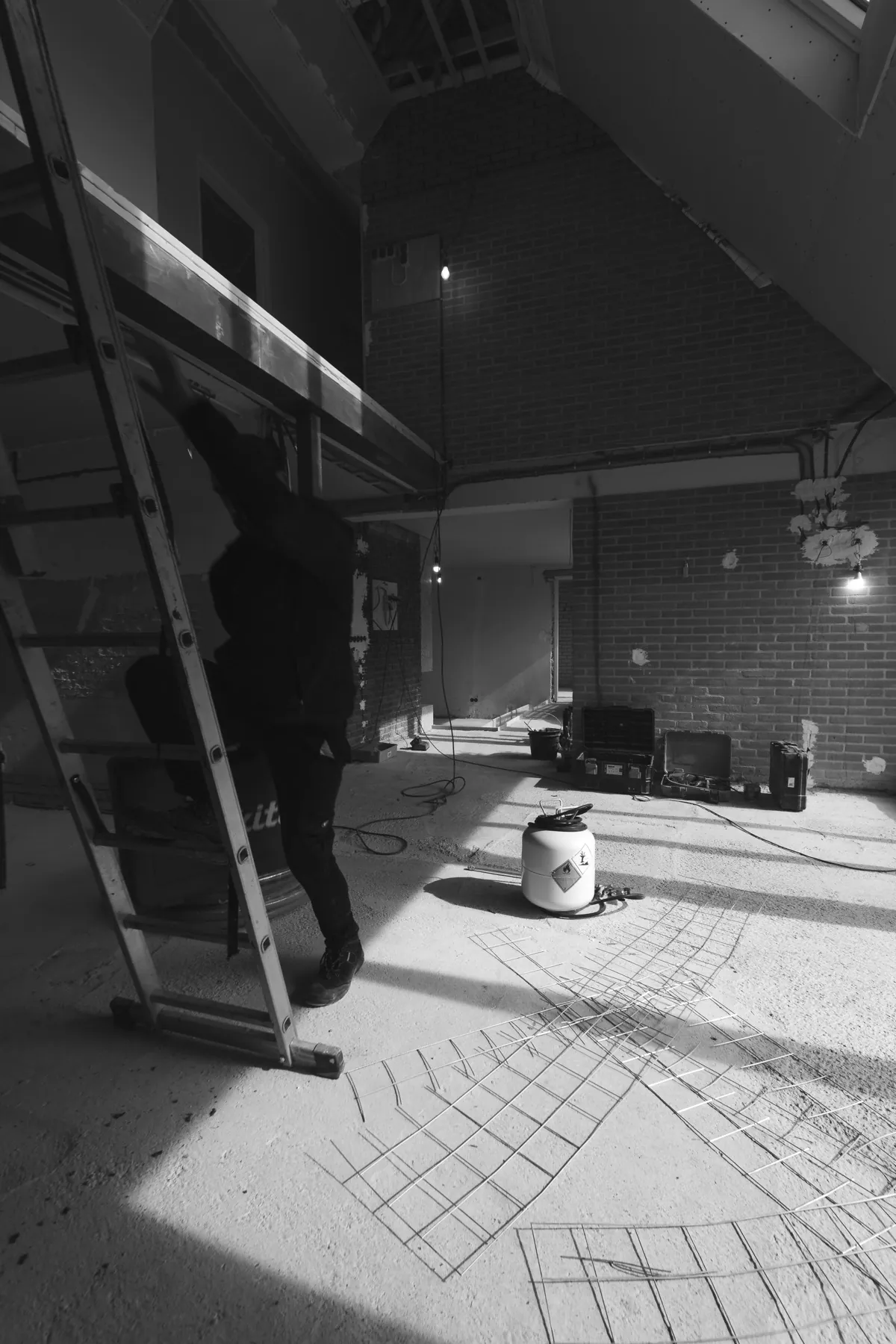 Onbewoonbare woning in ruwe staat met ladder