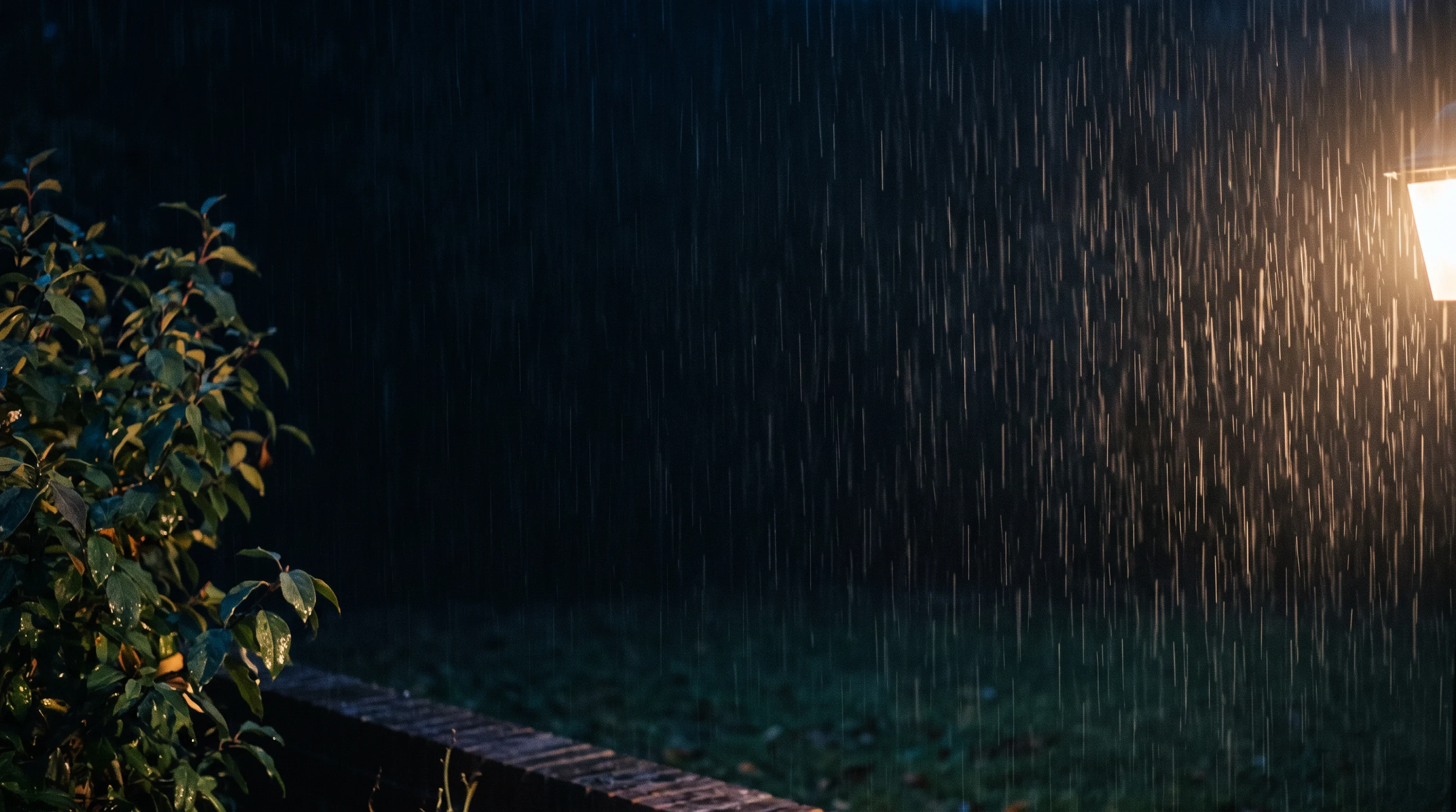 Nachtelijke tuin in de regen, één lamp verlicht de vallende druppels.